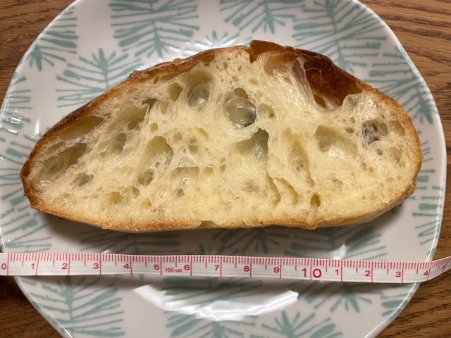 今回食べさせたフランスパンの大きさがわかる写真