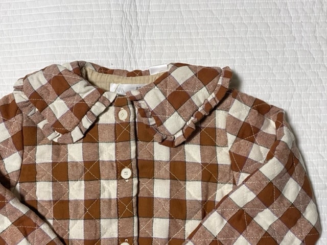 キルティング チェックシャツジャケット：首元のアップの写真