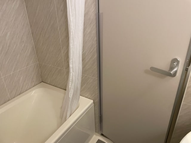 浴室のドアの写真