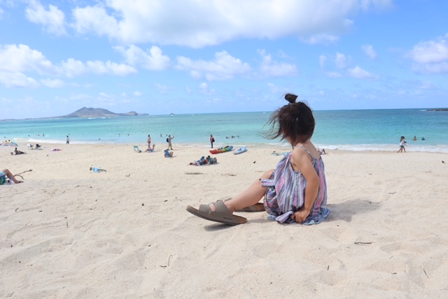 カイルアビーチで海を眺める娘の写真