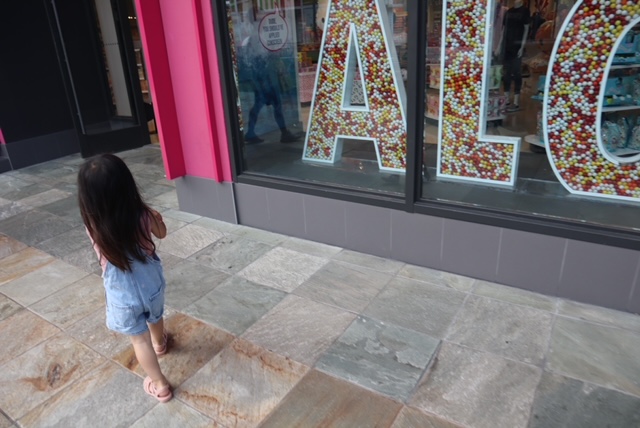 アラモアナショッピングセンターを散策する娘の写真