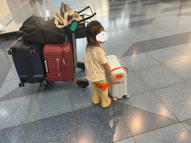 空港で荷物を運ぶむすめの写真