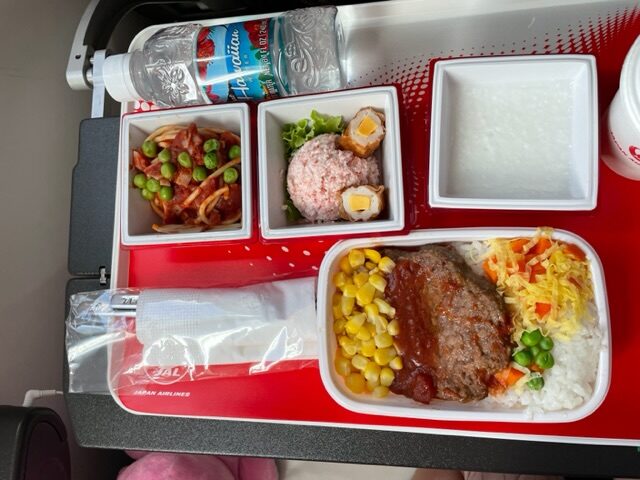 帰国便のチャイルドミールの食事の写真